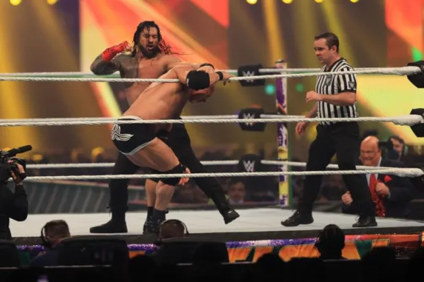 ليسنر يلحق بلقب «دبليو دبليو أي» وبيانكا تضرب موعداً مع لينش على لقب راو للسيدات