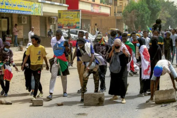 Sudanlı eylemciler, bariyerleri aşarak Cumhurbaşkanlığı Sarayı’na yaklaştı