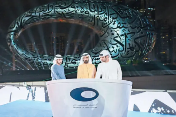 الشيخ محمد بن راشد والشيخ حمدان بن محمد والشيخ مكتوم بن محمد خلال تدشين المتحف أمس