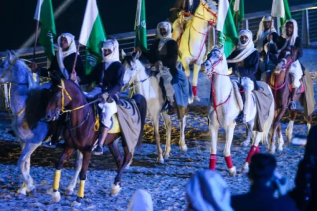 ‘Başlangıç Yürüyüşü’nde 3 bin 500 sanatçıyla Suudi Arabistan’ın kuruluş hikayesi anlatıldı