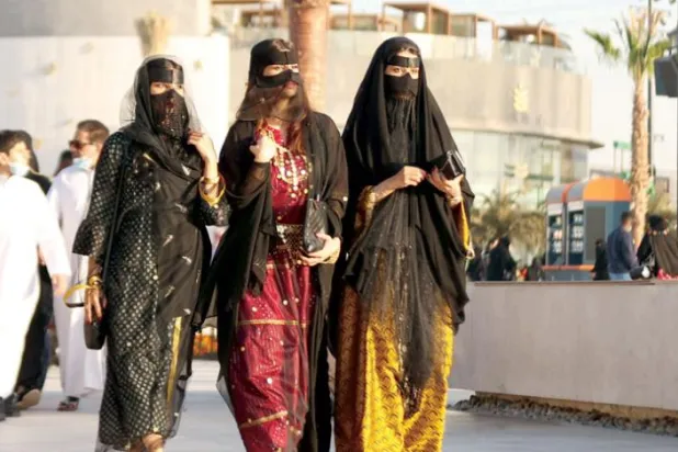 Suudi genç kızlar dün Riyad’da Kuruluş Günü’nü kutlarken (Fotoğraf: Salih el-Ganim)