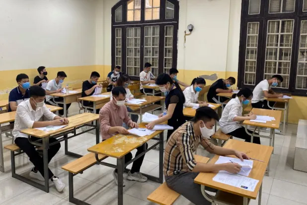 للغش في امتحان... طالب طب يزرع جهاز «بلوتوث» في أذنه عبر عملية جراحية