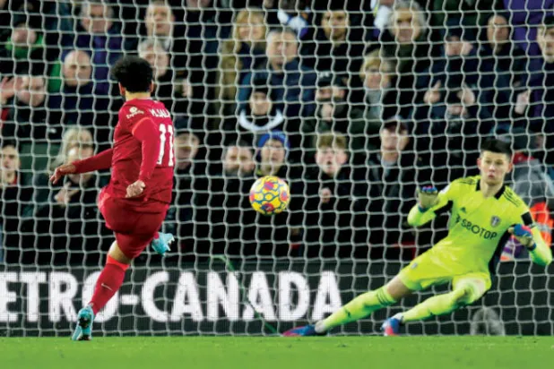 صلاح يسجل لليفربول من ركلة جزاء في مرمى ليدز (رويترز)