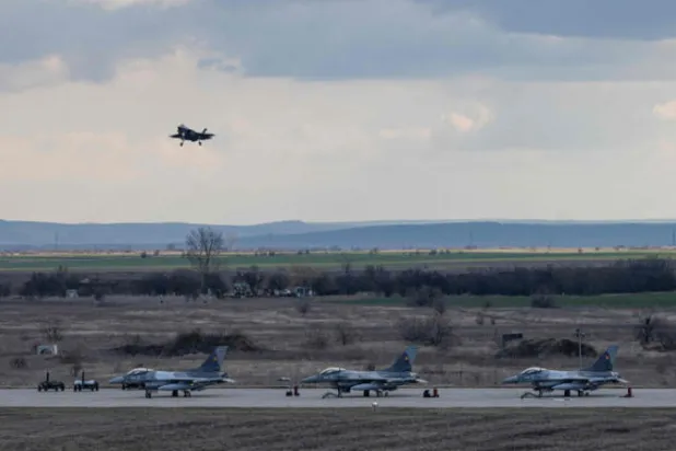طائرات حربية أميركية بقاعدة في رومانيا أمس (أ.ف.ب)