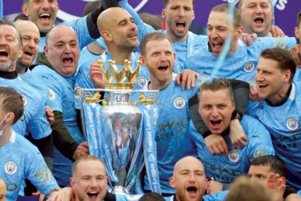 بطولة الدوري الموسم الماضي واحدة من بطولات كثيرة حصدها غوارديولا مع مانشستر سيتي (غيتي)