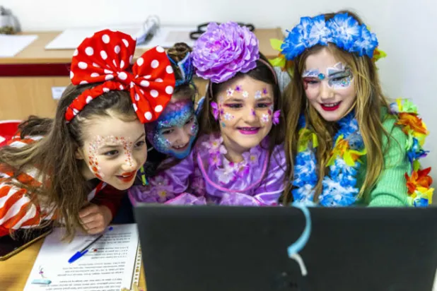 هولندا تستعيد الفرح بالكرنفالات