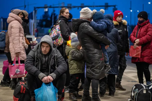 كييف تقاتل لصد القوات الروسية... ومدنيون يتطوعون للدفاع عنها