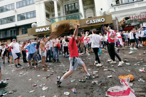 تفشي الفوضى في كرة القدم الإنجليزية... لماذا يحدث وهل يمكن القضاء عليه؟