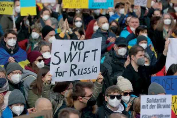 خيار عزل روسيا من النظام المصرفي العالمي يزداد زخماً