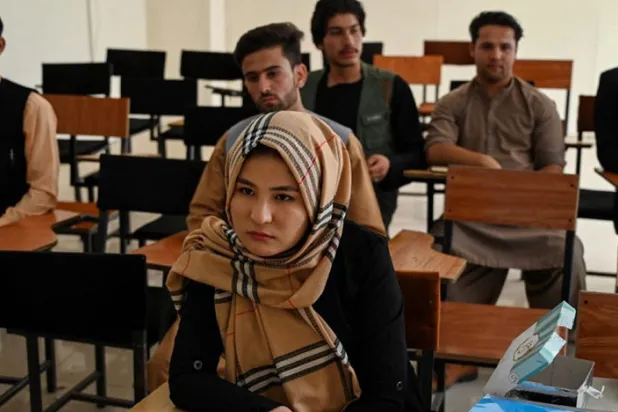 Afganistan’da üniversiteler yeniden eğitime başlarken derslere az sayıda kız öğrenci katıldı