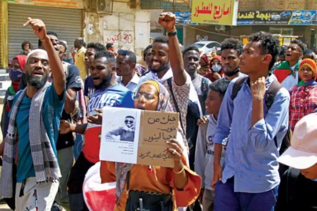 Binlerce Sudanlı askeri yönetimi protesto için Cumhurbaşkanlığı Sarayı önünde toplandı