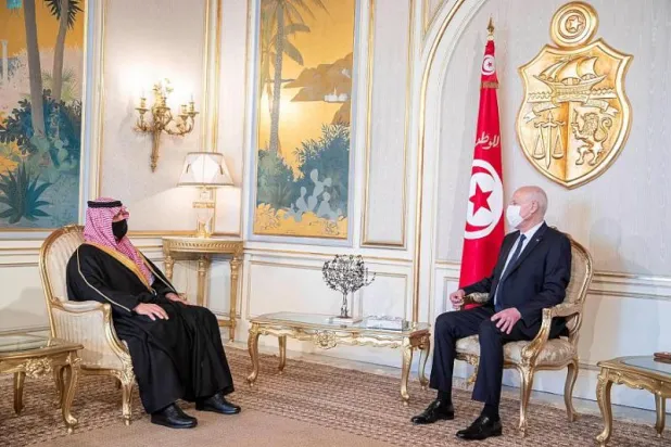 وزير الداخلية السعودي يستعرض مع مسؤولين تونسيين التعاون الأمني