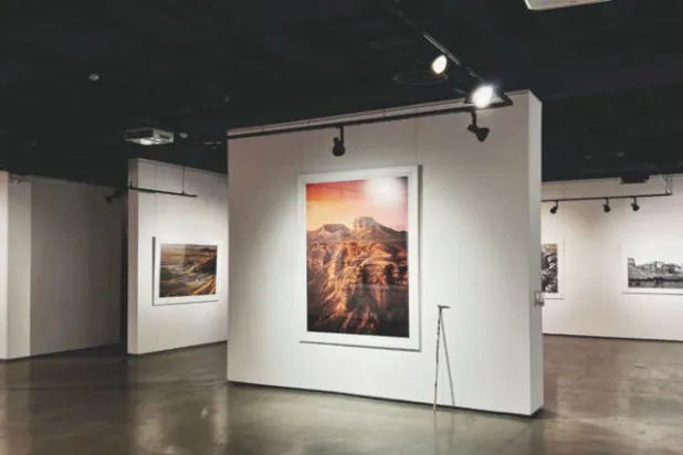 معرض «طويق» للفنان محمد العنقري يجسد تفاصيل الجبل بحلة فنية