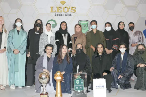 القحطاني تتوسط «عضوات» فريق المملكة بطل أول دوري نسائي سعودي (تصوير: عيسى الدبيسي)