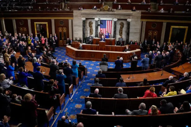 مشرعون أميركيون يتابعون خطاب حال الاتحاد في الكونغرس الثلاثاء (أ.ب)