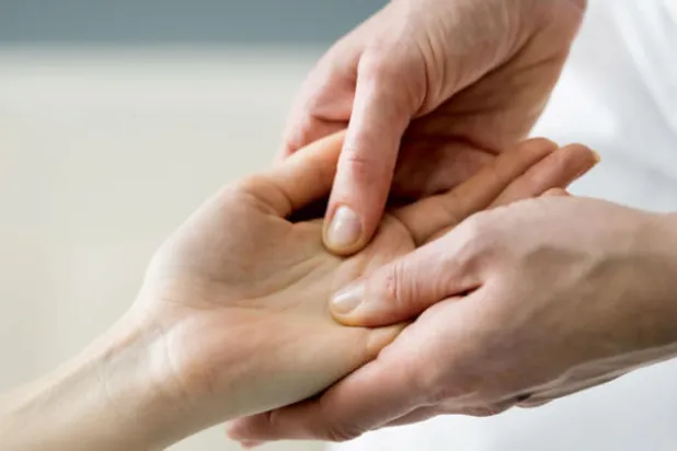 4 أسباب رئيسية لألم اليدين