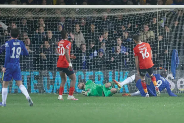 تشيلسي ينجو من فخ لوتون... وتوخيل «لا يتخيل» النادي من دون أبراموفيتش