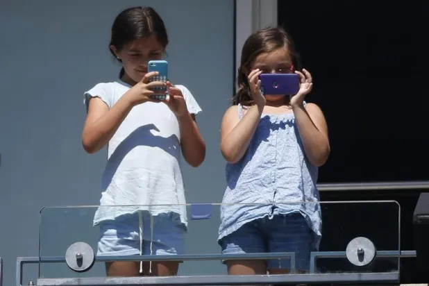 «ليس خطأك»... ما سبب إدمان أطفالك للأجهزة الذكية؟