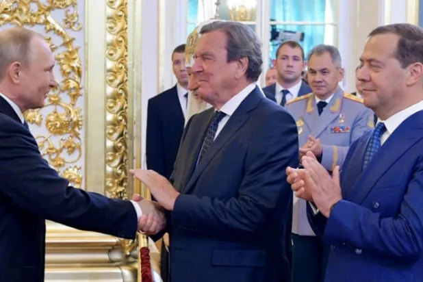 غيرهارد شرودر أصبح «وجه العار» لألمانيا