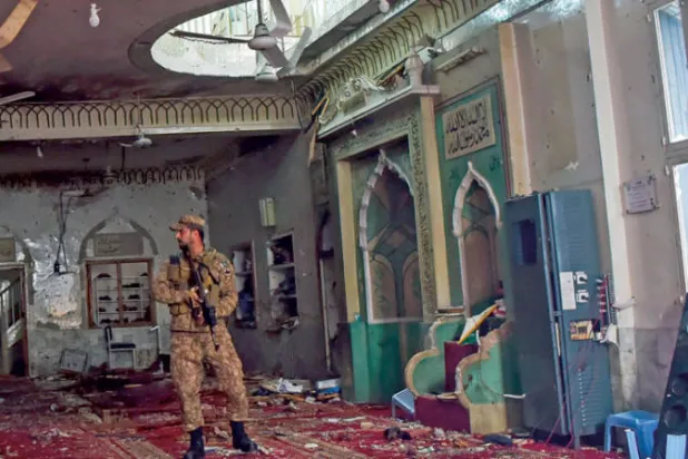 باكستان: 56 قتيلاً وعشرات الجرحى في تفجير انتحاري بمسجد في مدينة بيشاور