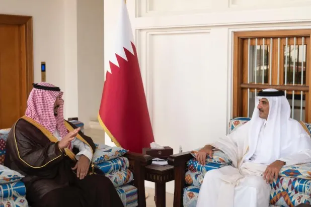 أمير قطر يبحث مع نائب وزير الدفاع السعودي العلاقات الوطيدة بين البلدين