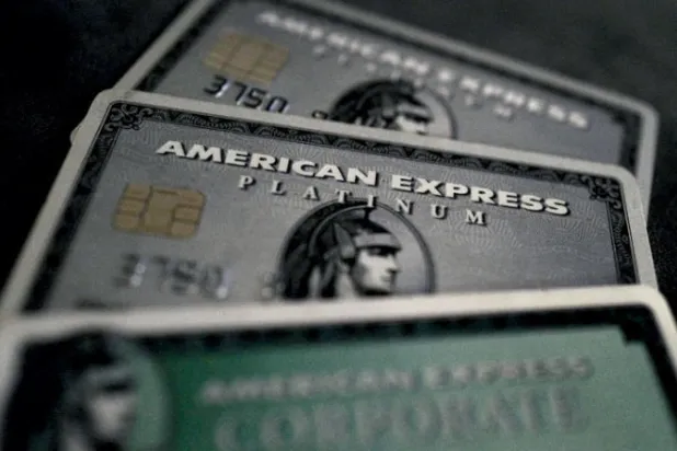 الروس يعودون لعصور ما قبل «بطاقات الائتمان»