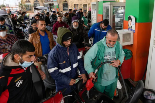 مخاوف في لبنان من نفاد الطحين والمشتقات النفطية الأوكرانية