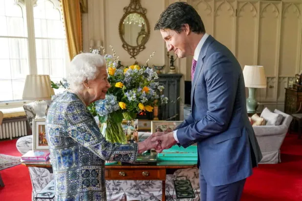 «رسالة خفية» من الملكة إليزابيث دعماً لأوكرانيا خلال اجتماعها مع ترودو