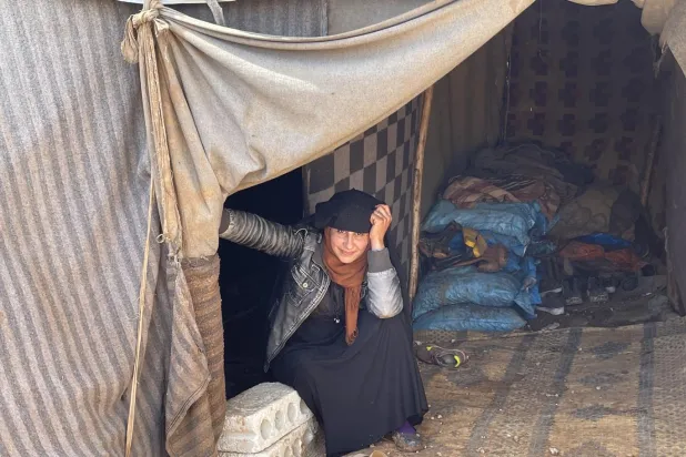 8 Mart'ta dünya, kayıp kocalarını bulmak için binlerce ölünün fotoğrafına bakan "Dullar Kampı"ndaki kadınlara gül değil çamur veriyor