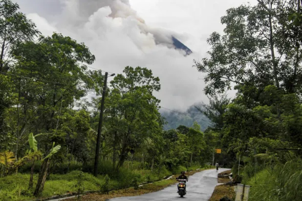 فرار مئات الأشخاص من منازلهم هرباً من بركان «ميرابي» في إندونيسيا