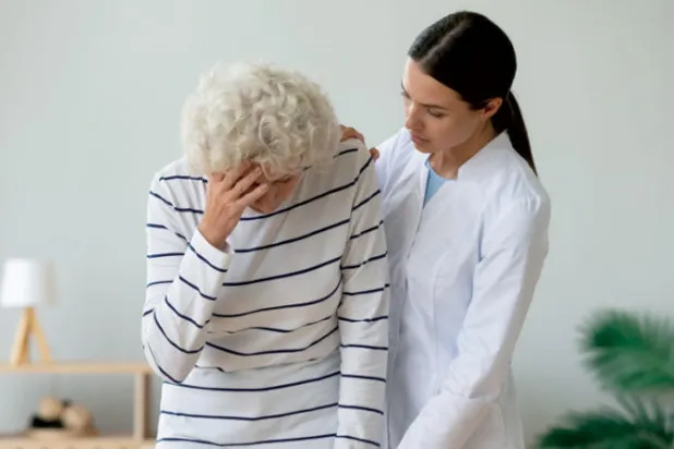 انخفاض ضغط الدم عند الوقوف يتطلب اهتماماً طبياً