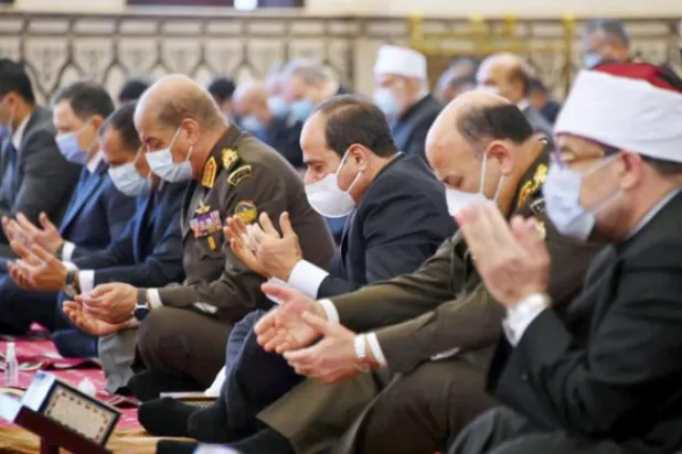 Sisi, silahlı kuvvetlerin görevlerini ‘verimli’ bir şekilde yerine getirme çabalarına övgüde bulundu