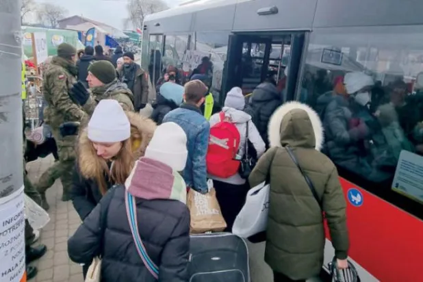 Şarku’l Avsat, mültecilerin Polonya topraklarına girişini takip etti: Kimileri Avrupa’ya kimileri ise Ukrayna’ya geri gidiyor