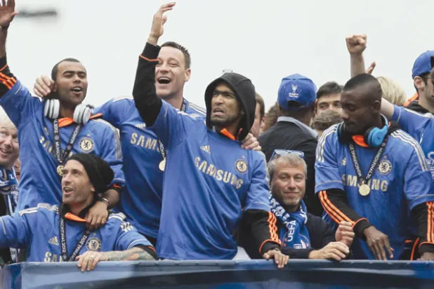 كيف تجاهلت كرة القدم مصدر أموال رومان أبراموفيتش كل هذه الفترة الطويلة؟