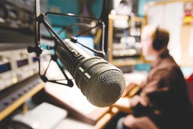 الإذاعة... صمود وسط أعاصير وسائط التواصل