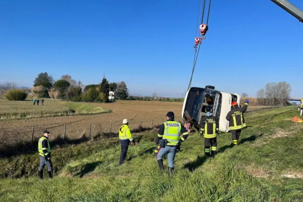انقلاب حافلة تحمل عشرات الأوكرانيين في إيطاليا ومصرع امرأة