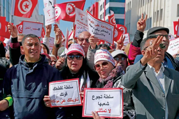 مقربون من الرئيس التونسي «ينقلبون» على قراراته السياسية