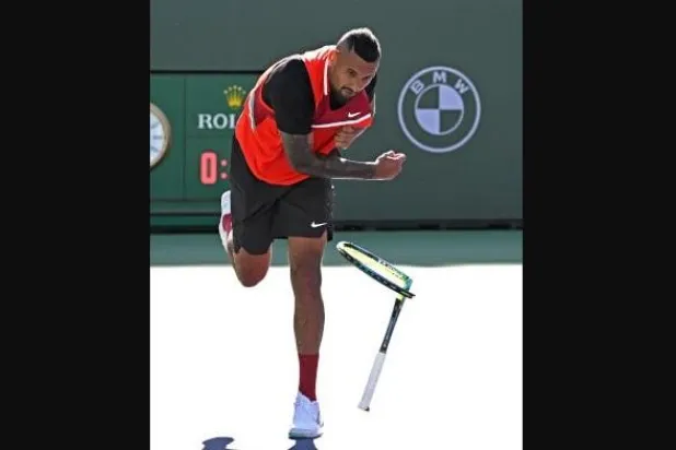 منافس نادال حطم مضربه... وكاد يصيب جامع الكرات (فيديو)