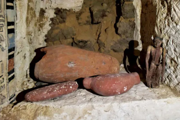 كشف أثري جديد في منطقة سقارة يضم خمس مقابر منقوشة