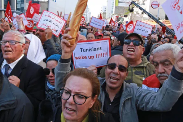 المعارضة التونسية تتظاهر أمام البرلمان رفضاً لقرارات سعيّد