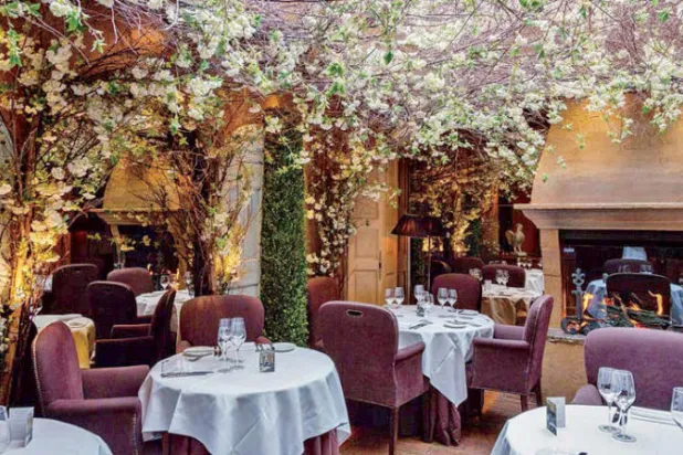 مطاعم لندن تتحدى الأزمات بالرومانسية