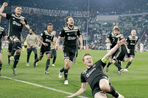 دي ليخت يسطّر اسمه بحروف من ذهب في سجل المدافعين العمالقة