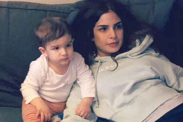 نجمات تهزّهن الأمومة فتكاد قلوبهن تنفجر من الحب