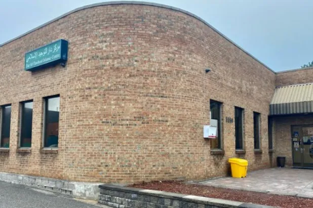 كندا: مسلح يهاجم مسجداً بفأس ورذاذ حارق ومصلون يوقفونه