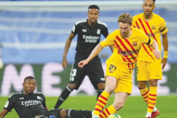 فرنكي دي يونغ: سعيد في برشلونة ولا يوجد صراع مع بوسكيتس