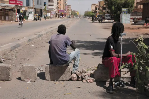 المتاريس تشل الحياة في الخرطوم ومدن أخرى