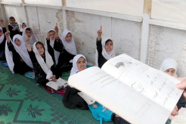 «طالبان» تتراجع عن فتح المدارس الثانوية للفتيات