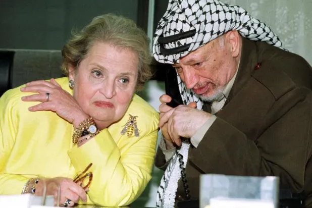 أولبرايت مع عرفات بدبوس النحلة في غزة عام 1999 (أ.ب)