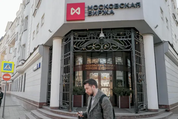 بورصة موسكو في عودة خجولة للعمل بعد شهر من الشلل