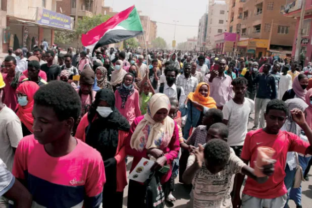 السودانيون يعودون للشوارع ويخترقون الطوق الأمني قرب القصر الرئاسي